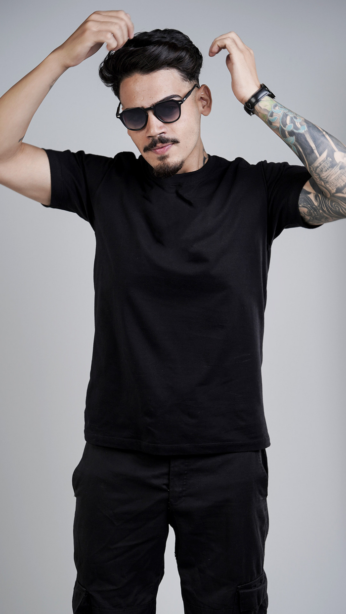 COMBO 3 CAMISETAS LISAS PRETAS — verso